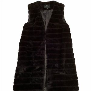 ❤️Faux fur black vest size 6!